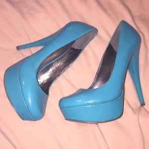 Blue pumps